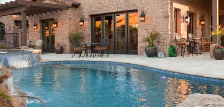 Hiring a Pool Cleaning Company in Phoenix, AZ, is a Great Choice When You’re a Busy Person